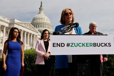 Parlamentares dos EUA protestam contra presidente do Facebook, Marck Zuckerberg.