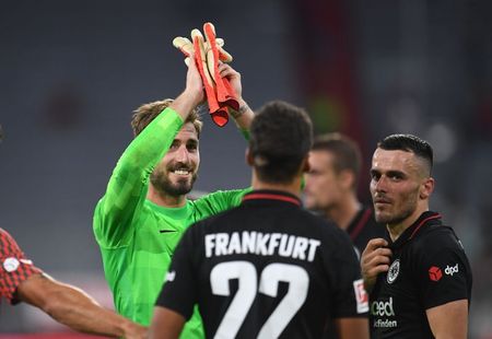 Jogadores do Eintracht Frankfurt comemoram vitória sobre o Bayern de Munique.