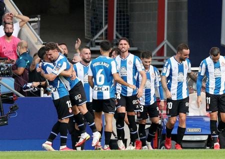 Jogadores do Espanyol celebram na vitória sobre o Real Madrid.