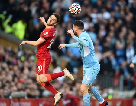Lance da partida entre Liverpool e Manchester City, empatado em 2 a 2.