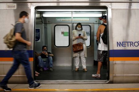 Pessoas usam máscara em metrô de Brasília