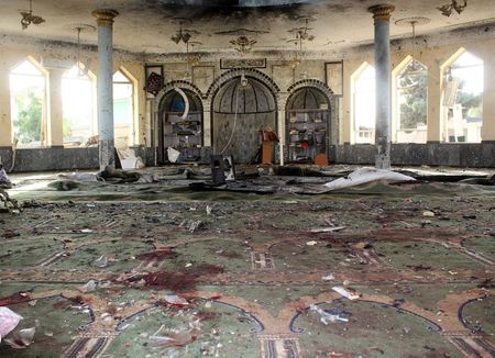 Interior de mesquista em Kunduz após explosão