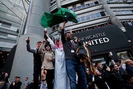 Torcedores do lado de fora do estádio do Newcastle United após anúncio de compra do clube por um consórcio liderado por sauditas