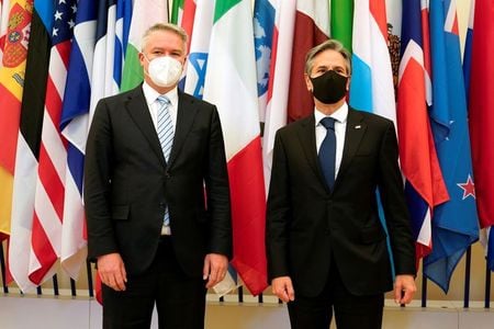 O Secretário de Estado dos EUA, Antony Blinken, posa para uma foto com o Secretário-Geral da Organização para Cooperação e Desenvolvimento Econômico Mathias Cormann, da Austrália