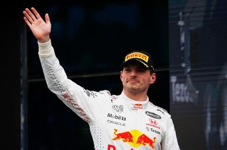 Max Verstappen acena para torcedores após o Grande Prêmio da Turquia de Fórmula 1