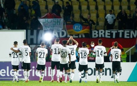 Jogadores da Alemanha comemoram vitória e classifixação para a Copa de 2022