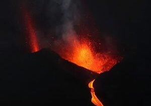 Vulcão Cumbre Vieja continua em atividade na ilha de La Palma