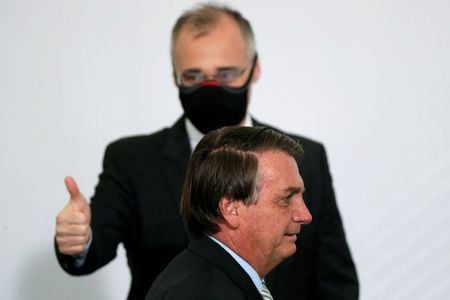 Mendonça e Bolsonaro participam de cerimônia no Palácio do Planalto