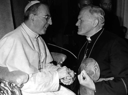 Papa João Paulo 1º em encontro com o então cardeal Karol Wojtyla, que o sucedeu como pontífice