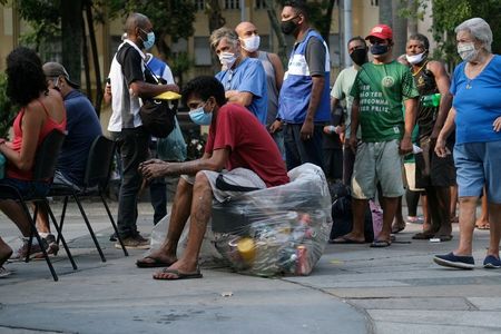 Pessoas aguardam para receber dose da vacina contra a Covid-19 da AstraZeneca durante campanha de vacinação de moradores de rua no centro do Rio de Janeiro