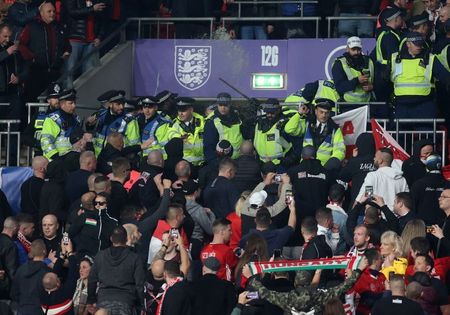 Policiais entram em confronto com torcedores húngaros durante partida entre Inglaterra e Hungria pelas eliminatórias para a Copa do Mundo em Wembley