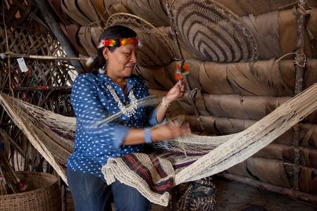 Indígena waorani do Equador exibe trabalho em cidade de Coca