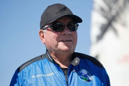 William Shatner fala com a imprensa após voo espacial