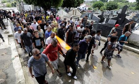 Pessoas carregam o caixão do músico Evaldo Rosa, que teve o carro fuzilado por militares no Rio de Janeiro em 2019