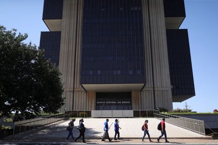 Pessoas passam em frente à sede do Banco Central em Brasília