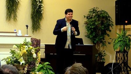 Pastor Shane Vaughn faz sermão em Waveland