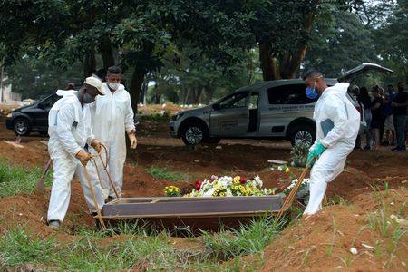 Sepultamento de mulher que morreu de Covid-19 em cemitério de São Paulo