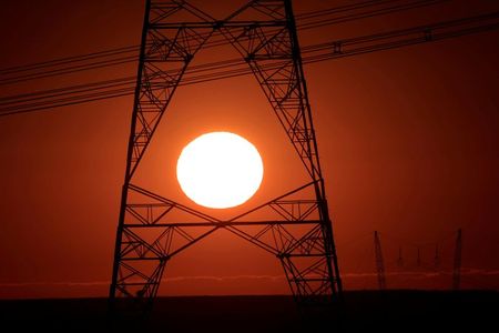 Torres de alta tensão de eletricidade vista durante pôr do sol em Brasília