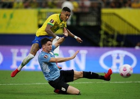 Raphinha marca terceiro gol da seleção brasileira contra o Uruguai em Manaus