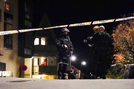 Policiais em Kongsberg, na Noruega, após ataque com arco e flecha que matou e feriu várias pessoas