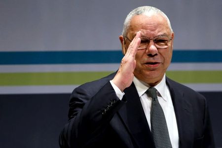 Ex-secretário de Estado dos EUA Colin Powell saúda plateia antes de participar de evento em Washington em 2015