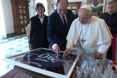 Premiê francês, Jean Castex, entrega camiseta autografada por Lionel Messi ao papa Francisco, no Vaticano