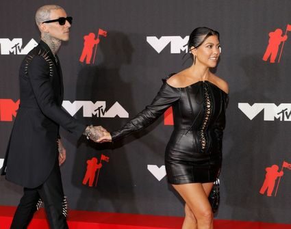 Kourtney Kardashian e Travis Barker chegam para cerimônia de entrega do MTV Video Music Awards em Nova York
