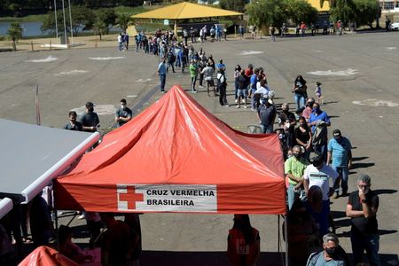Fila de pessoas para vacinação contra Covid-19 em Ouro Branco