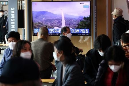 Pessoas em Seul assistem reportagem na TV sobre lançamento de míssil feito pela Coreia do Norte