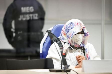 Irmgard Furchner, ex-secretária da SS do campo de concentração de Stutthof, comparece a julgamento em Itzehoe