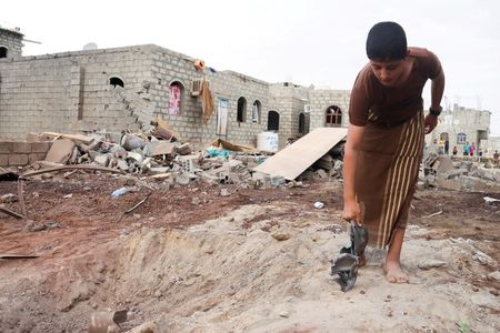 Criança segura estilhaço de míssil após ataque em Marib, no Iêmen