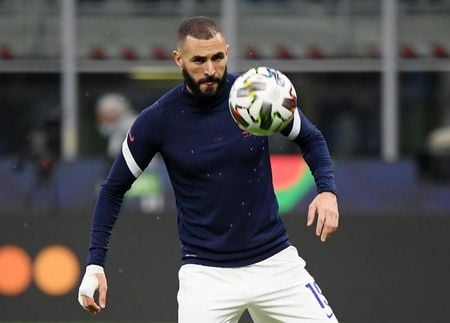Karim Benzema se aquece antes de partida entre França e Espanha pela Liga das Nações da Uefa