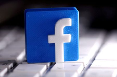Logotipo do Facebook impresso em 3D é visto colocado em um teclado nesta ilustração