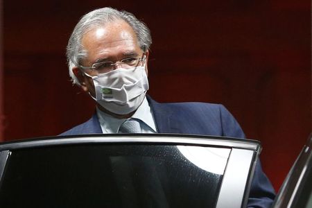 Ministro da Economia, Paulo Guedes, deixa o prédio do ministério em Brasília