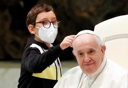 Menino tenta pegar o solidéu do papa no Vaticano