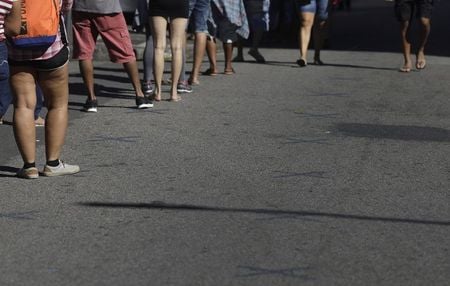Pessoas aguardam em fila em agência da Caixa no Rio de Janeiro para tentar receber o auxílio emergencial