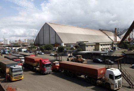 Caminhões aguardam para descarregar no Porto de Santos (SP)