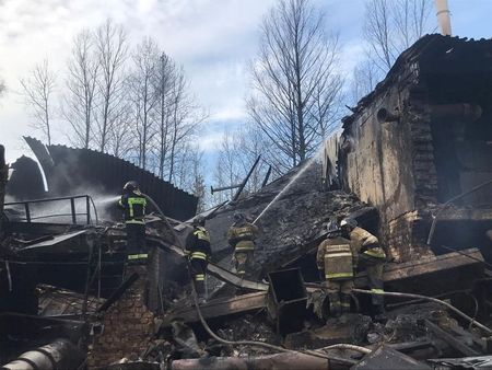 Bombeiros trabalham nos escombros de fábrica após explosão na região de Ryazan, na Rússia