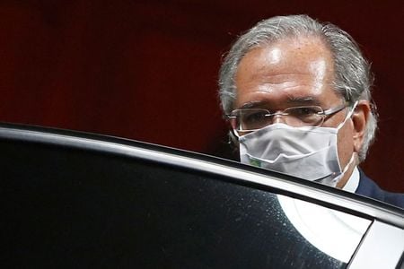 Ministro da Economia, Paulo Guedes, deixa prédio do ministério em Brasília
