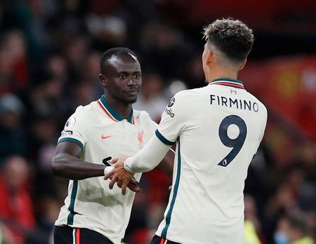 Firmino e Mané em partida Manchester United x Liverpool