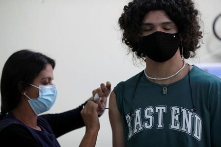 Jovem é vacinado contra Covid-19 no Rio de Janeiro