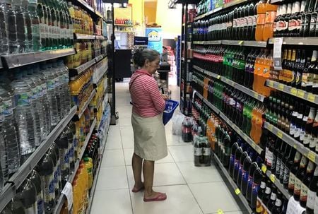 Pessoa procura bebida em supermercado no Rio de Janeiro