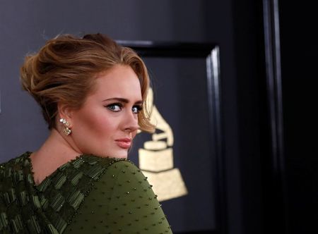 Adele chega à cerimônia de entrega dos prêmios Grammy, em Los Angeles Adele chega à cerimônia de entrega dos prêmios Grammy, em Los Angeles