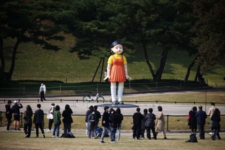 Boneca gigante da série da Netflix “Round 6” em parque de Seul