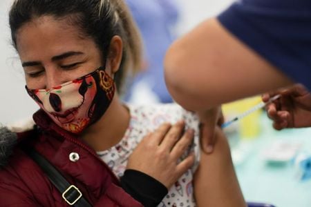 Mulher recebe vacina contra a Covid-19 em Santiago, no Chile