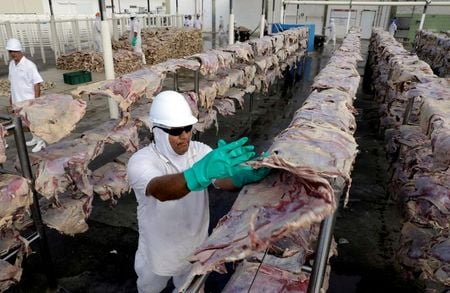 Trabalhador separando carne em instalação da JBS em Santana de Parnaiba, Brasil.