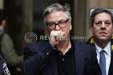 Ator Alec Baldwin deixa corte em Manhattan