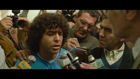 Ator Nazareno Casero, que interpreta Diego Maradona na série da Amazon Prime Video “Maradona: um sonho bendito” aparece em cena da produção