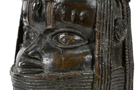 Escultura em bronze que representa o obá (rei) de Benin devolvida à Nigéria pela Universidade de Aberdeen, na Escócia