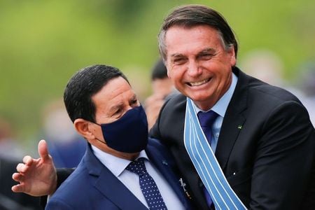 Bolsonaro e Mourão se abraçam durante cerimônia em Brasília